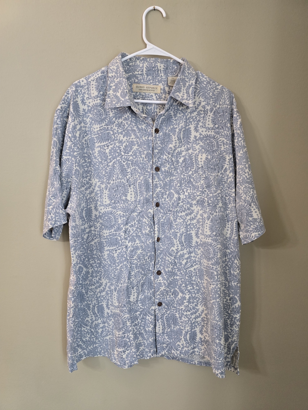 Island Republic Light Blue & White Paisley Short Sleeve Button-Down Shirt Silk